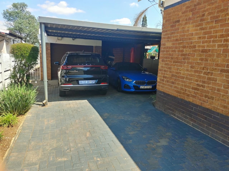 To Let 4 Bedroom Property for Rent in Farrarmere Gauteng