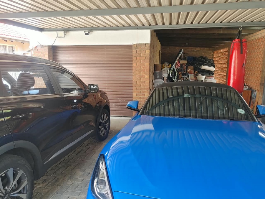 To Let 4 Bedroom Property for Rent in Farrarmere Gauteng