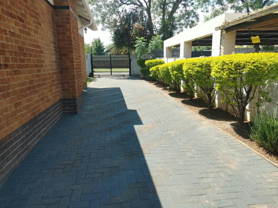 To Let 4 Bedroom Property for Rent in Farrarmere Gauteng