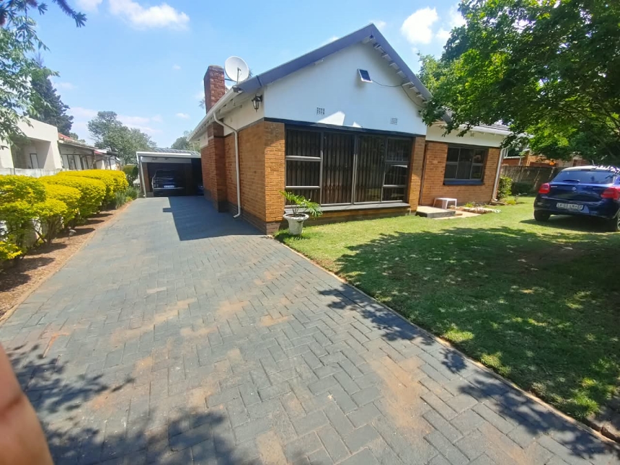 To Let 4 Bedroom Property for Rent in Farrarmere Gauteng