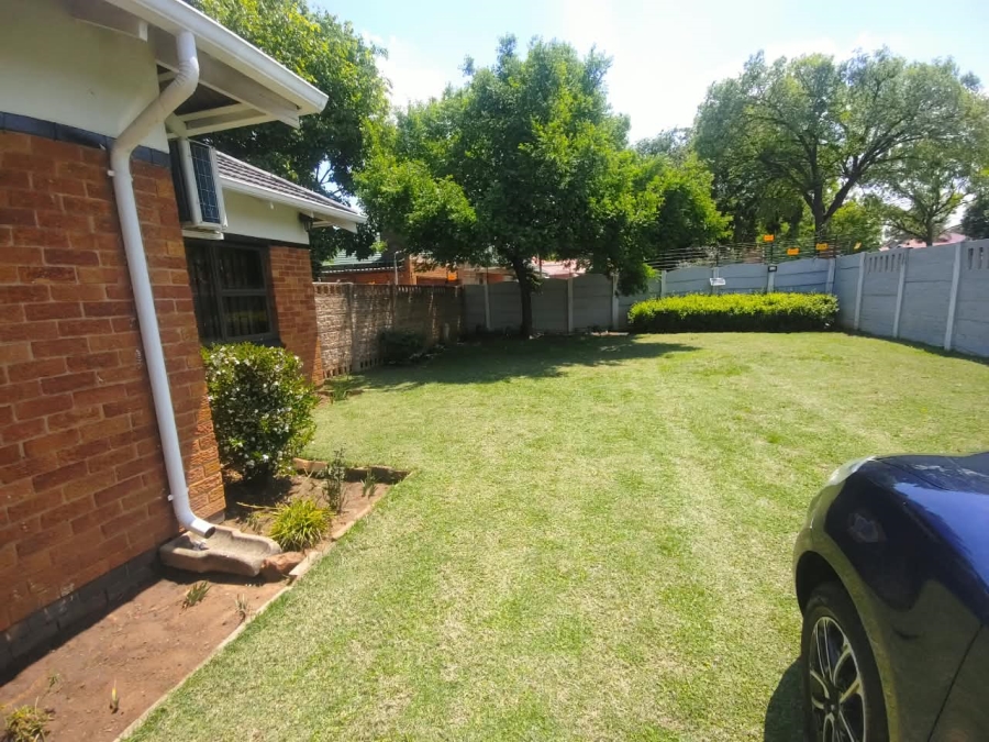 To Let 4 Bedroom Property for Rent in Farrarmere Gauteng