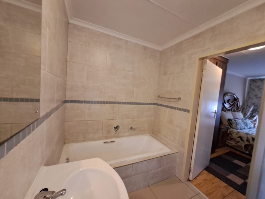 3 Bedroom Property for Sale in Heatherdale AH Gauteng