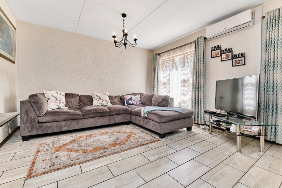 To Let 2 Bedroom Property for Rent in Pineslopes Gauteng