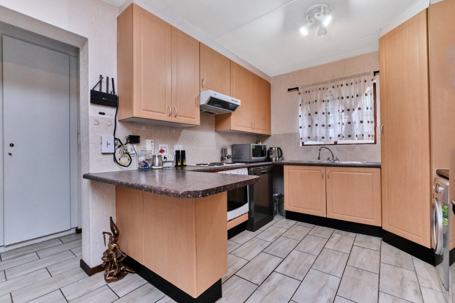 To Let 2 Bedroom Property for Rent in Pineslopes Gauteng