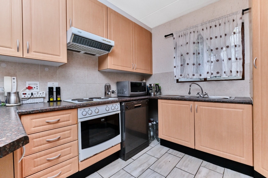 To Let 2 Bedroom Property for Rent in Pineslopes Gauteng
