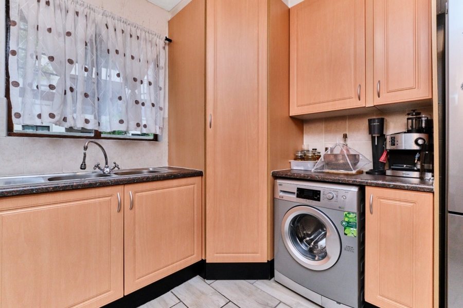 To Let 2 Bedroom Property for Rent in Pineslopes Gauteng