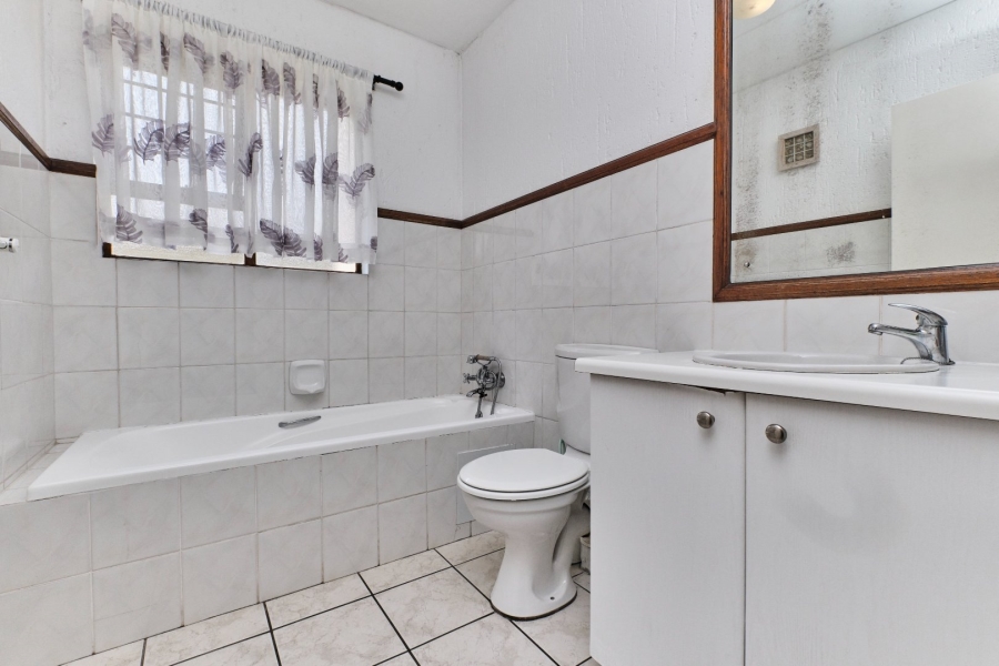 To Let 2 Bedroom Property for Rent in Pineslopes Gauteng