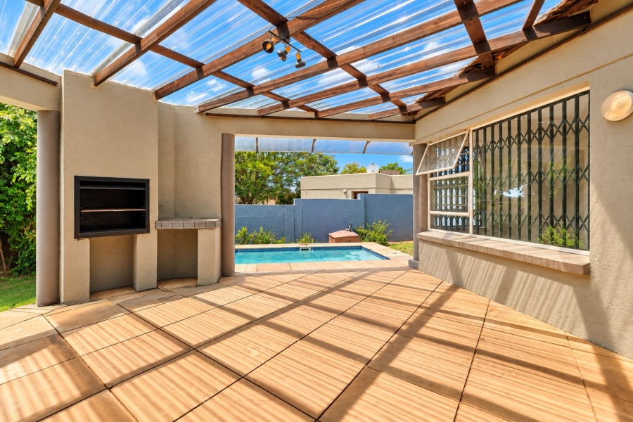 To Let 2 Bedroom Property for Rent in North Riding Gauteng