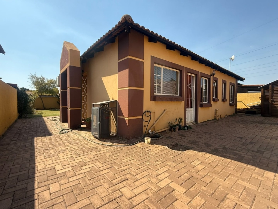To Let 3 Bedroom Property for Rent in Nkwe Estate Gauteng
