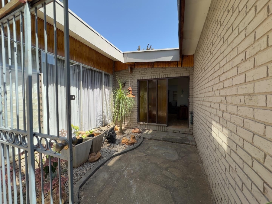 3 Bedroom Property for Sale in Waverley Gauteng
