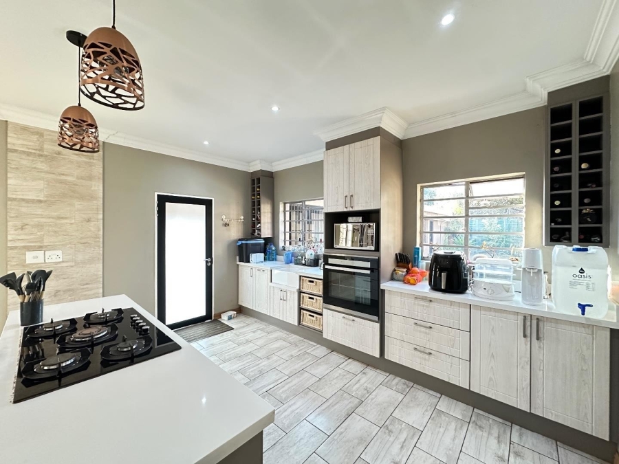 4 Bedroom Property for Sale in Waverley Gauteng