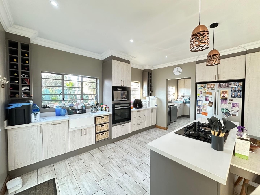 4 Bedroom Property for Sale in Waverley Gauteng