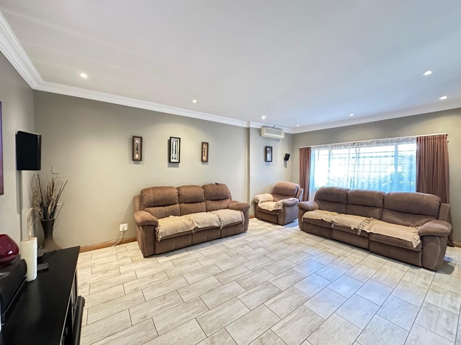 4 Bedroom Property for Sale in Waverley Gauteng