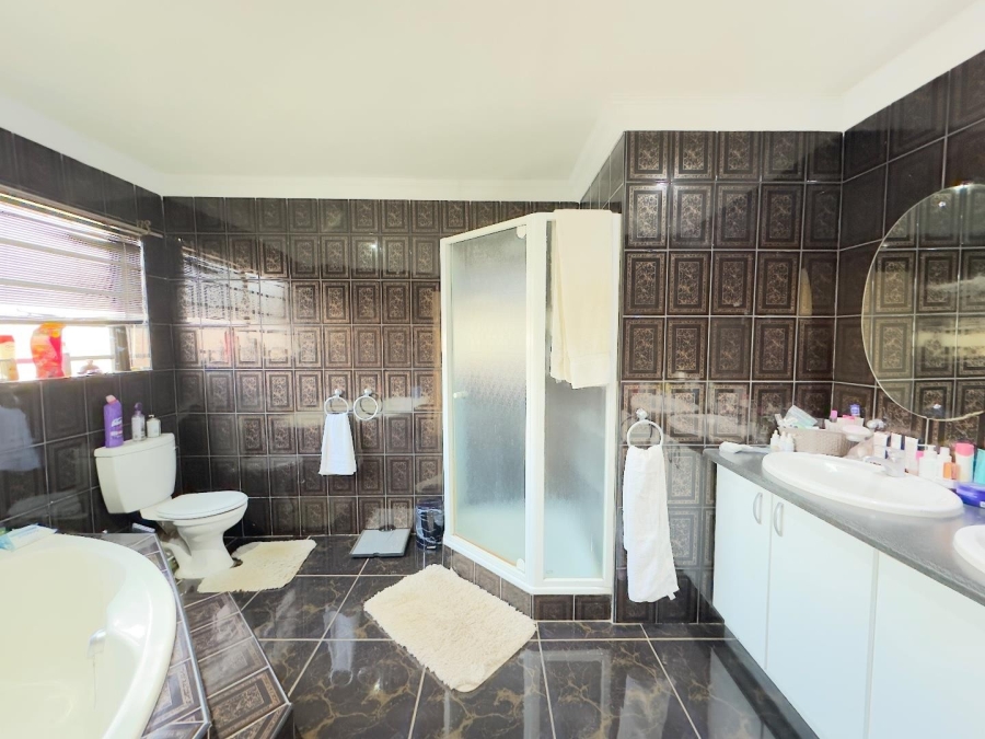 4 Bedroom Property for Sale in Waverley Gauteng