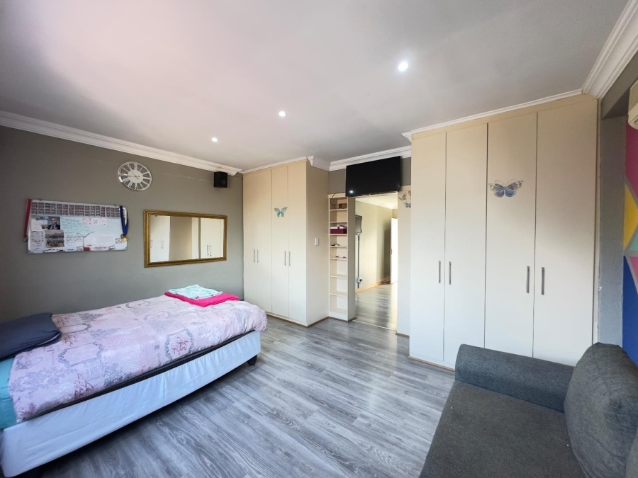 4 Bedroom Property for Sale in Waverley Gauteng