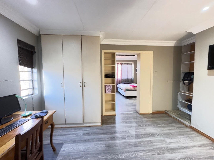 4 Bedroom Property for Sale in Waverley Gauteng