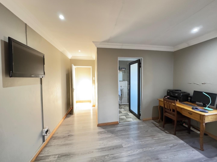 4 Bedroom Property for Sale in Waverley Gauteng
