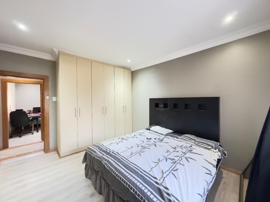 4 Bedroom Property for Sale in Waverley Gauteng
