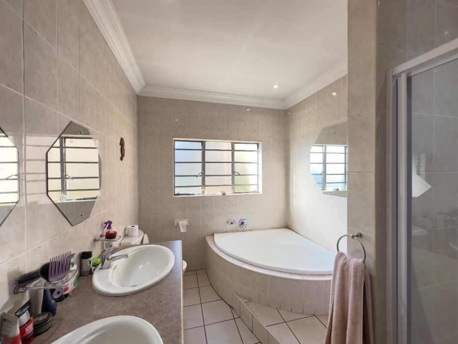 4 Bedroom Property for Sale in Waverley Gauteng
