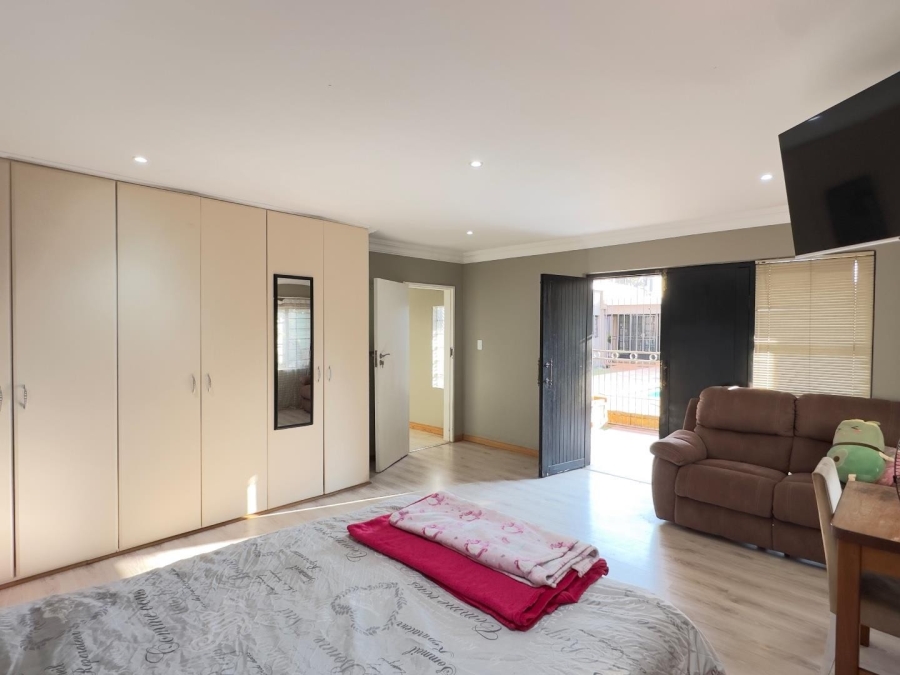 4 Bedroom Property for Sale in Waverley Gauteng