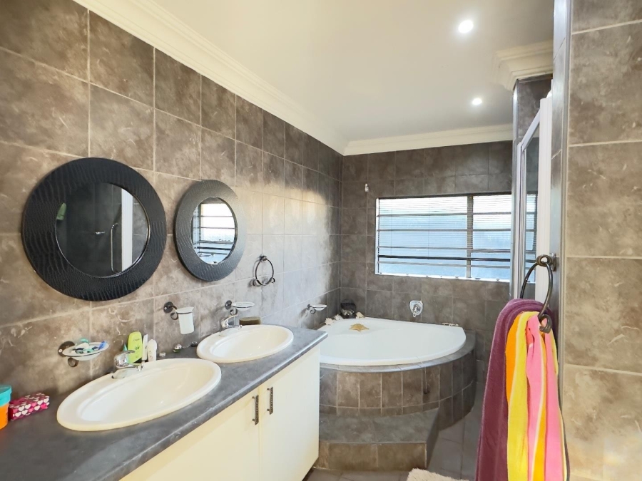 4 Bedroom Property for Sale in Waverley Gauteng