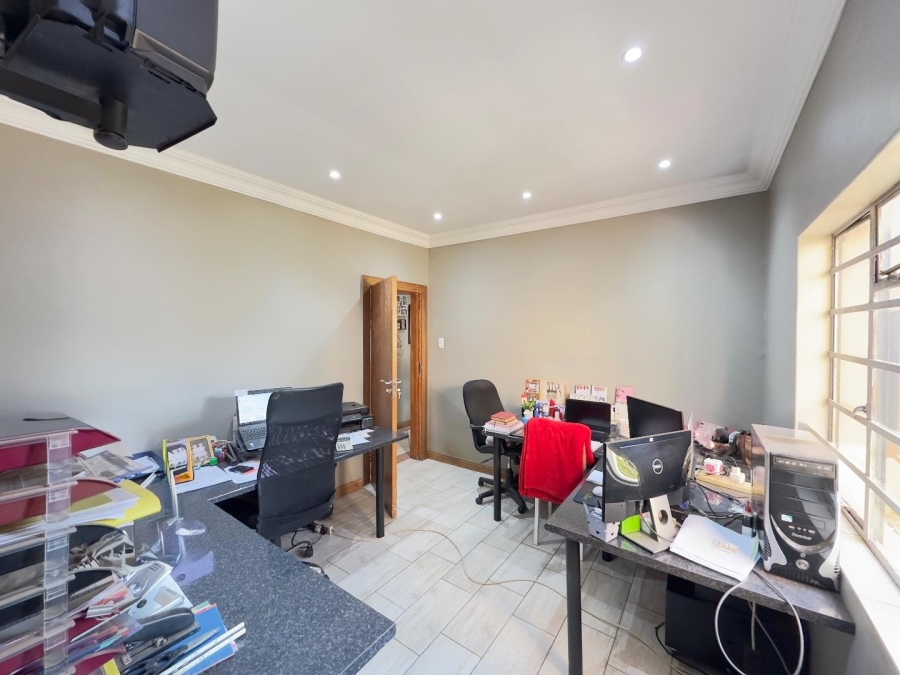 4 Bedroom Property for Sale in Waverley Gauteng