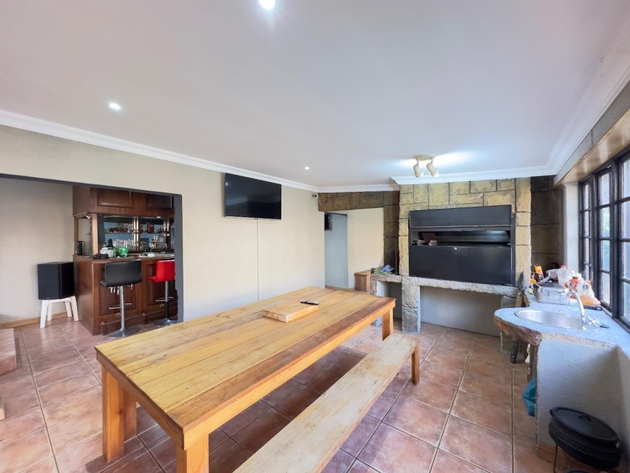 4 Bedroom Property for Sale in Waverley Gauteng