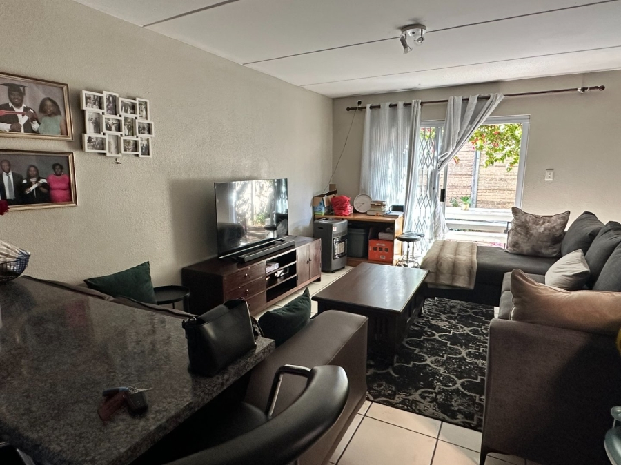 To Let 2 Bedroom Property for Rent in Sonneglans Gauteng