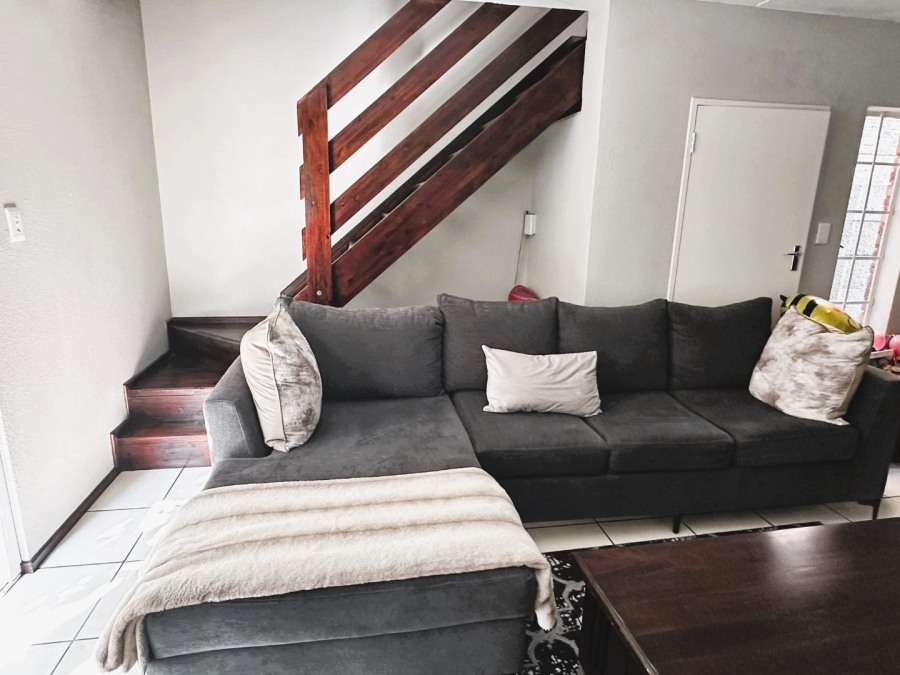 To Let 2 Bedroom Property for Rent in Sonneglans Gauteng