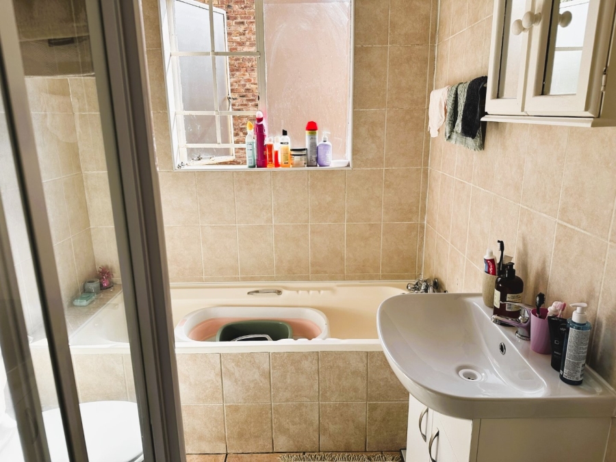 To Let 2 Bedroom Property for Rent in Sonneglans Gauteng