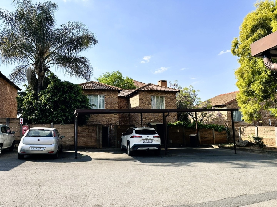 To Let 2 Bedroom Property for Rent in Sonneglans Gauteng
