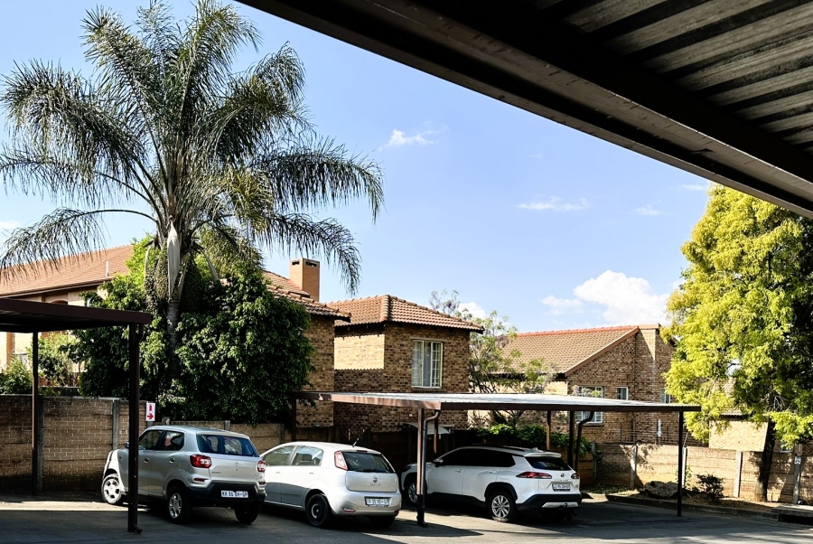 To Let 2 Bedroom Property for Rent in Sonneglans Gauteng