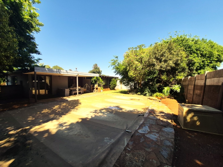 5 Bedroom Property for Sale in Clayville East Gauteng