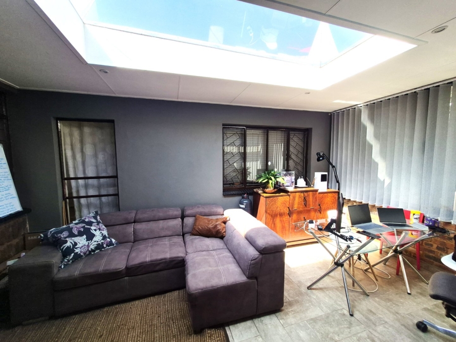 5 Bedroom Property for Sale in Clayville East Gauteng