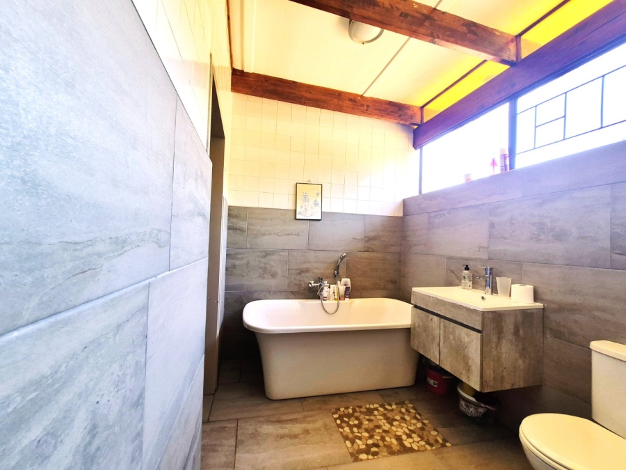 5 Bedroom Property for Sale in Clayville East Gauteng