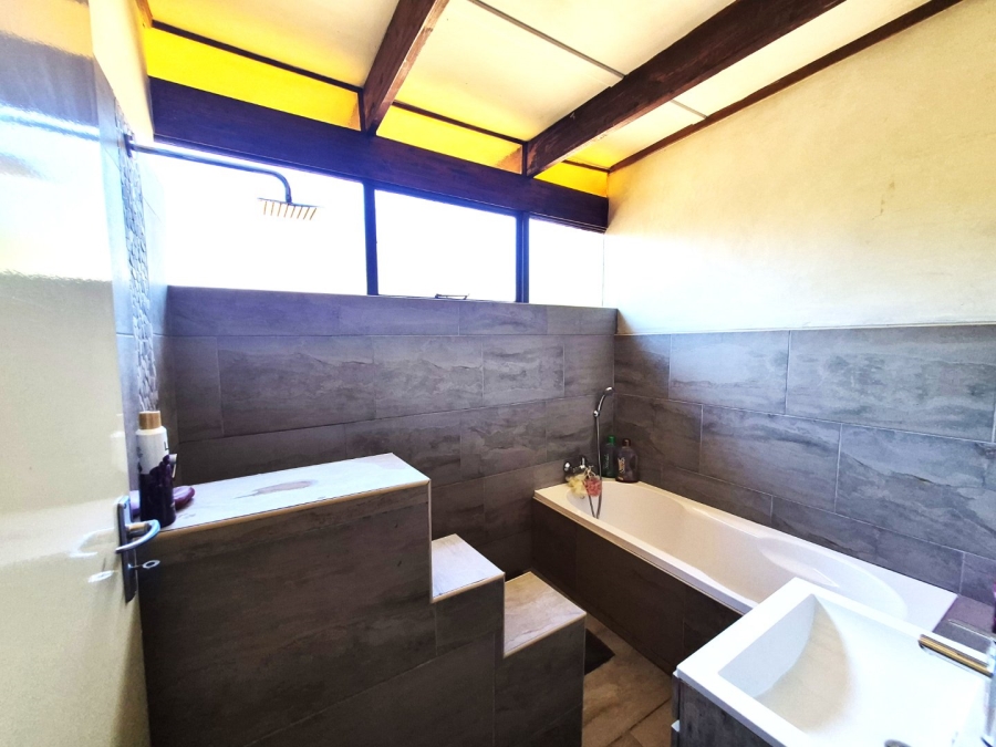 5 Bedroom Property for Sale in Clayville East Gauteng