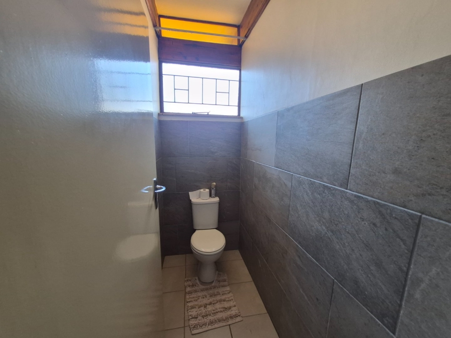5 Bedroom Property for Sale in Clayville East Gauteng
