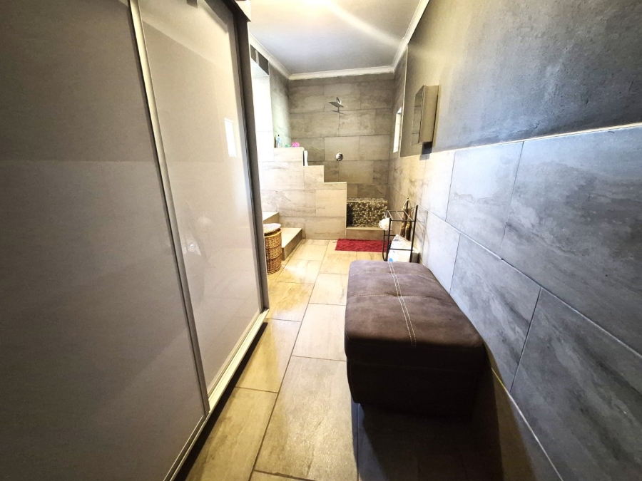 5 Bedroom Property for Sale in Clayville East Gauteng
