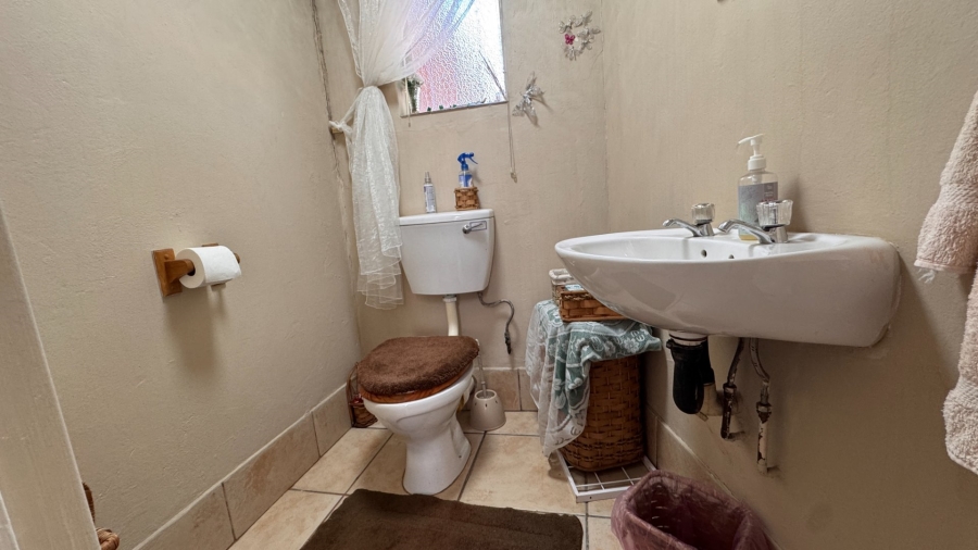 6 Bedroom Property for Sale in Three Rivers Proper Gauteng