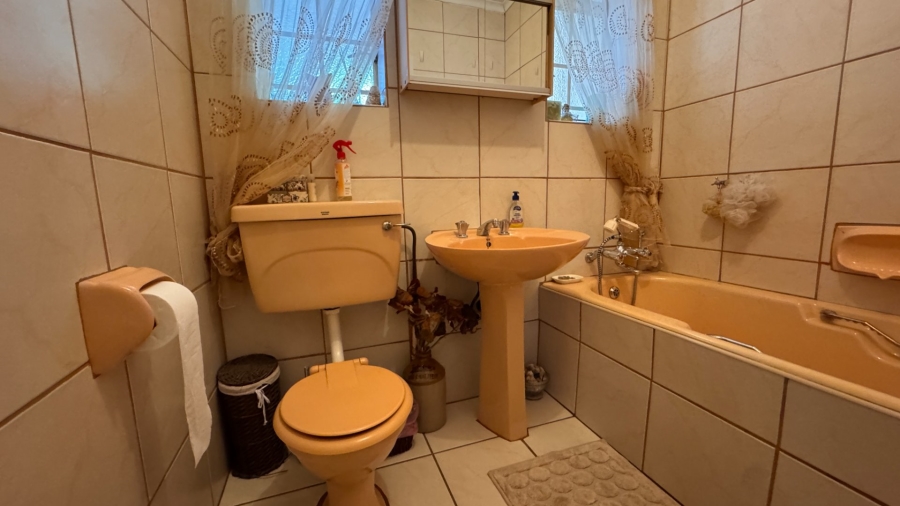 6 Bedroom Property for Sale in Three Rivers Proper Gauteng