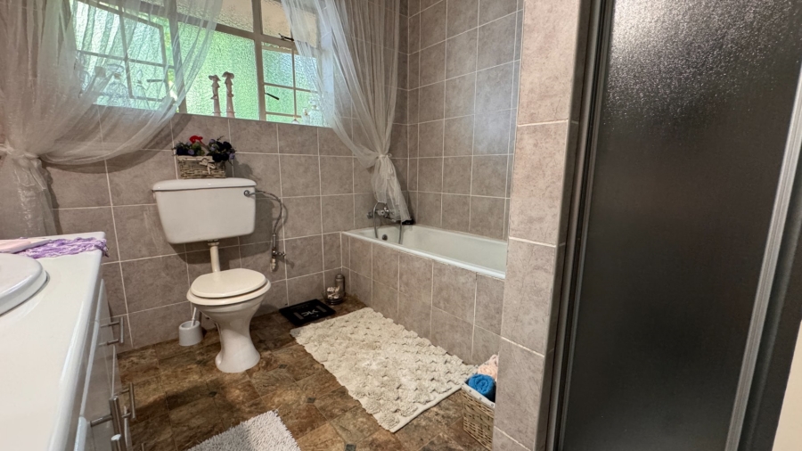 6 Bedroom Property for Sale in Three Rivers Proper Gauteng