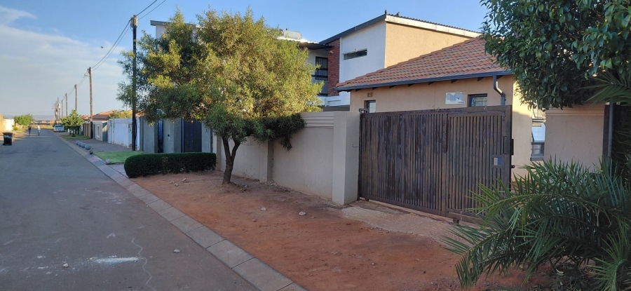 2 Bedroom Property for Sale in Protea Glen Gauteng