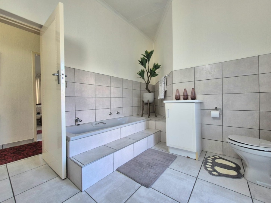 4 Bedroom Property for Sale in Eldoraigne Gauteng