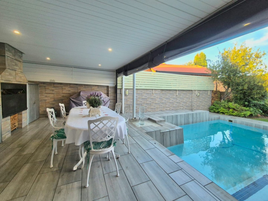 4 Bedroom Property for Sale in Eldoraigne Gauteng