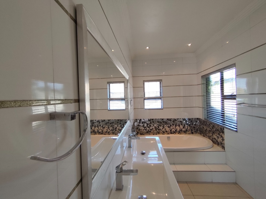 To Let 4 Bedroom Property for Rent in Bryanston Gauteng