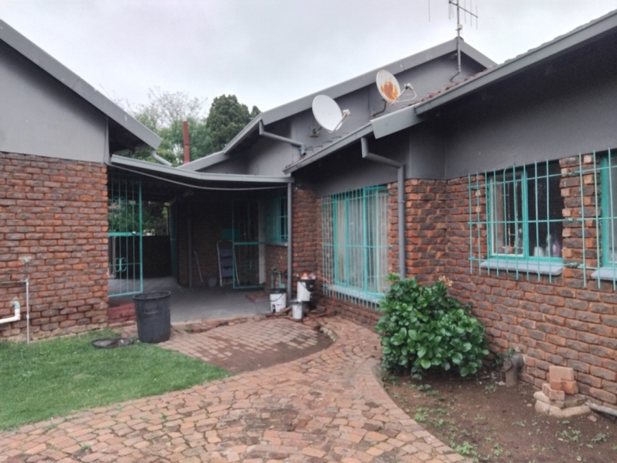 4 Bedroom Property for Sale in Rooihuiskraal Gauteng