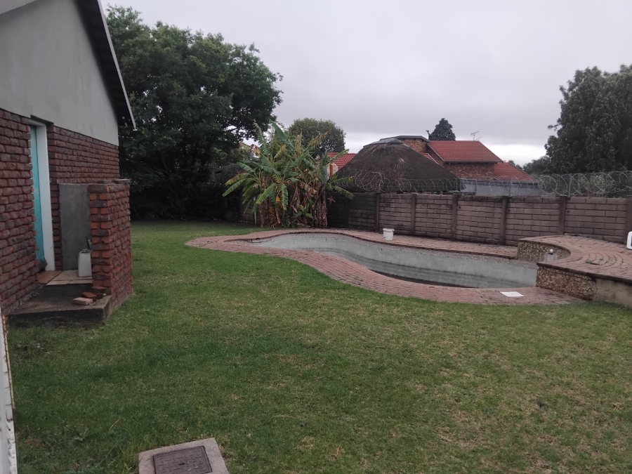 4 Bedroom Property for Sale in Rooihuiskraal Gauteng