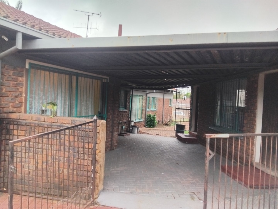 4 Bedroom Property for Sale in Rooihuiskraal Gauteng