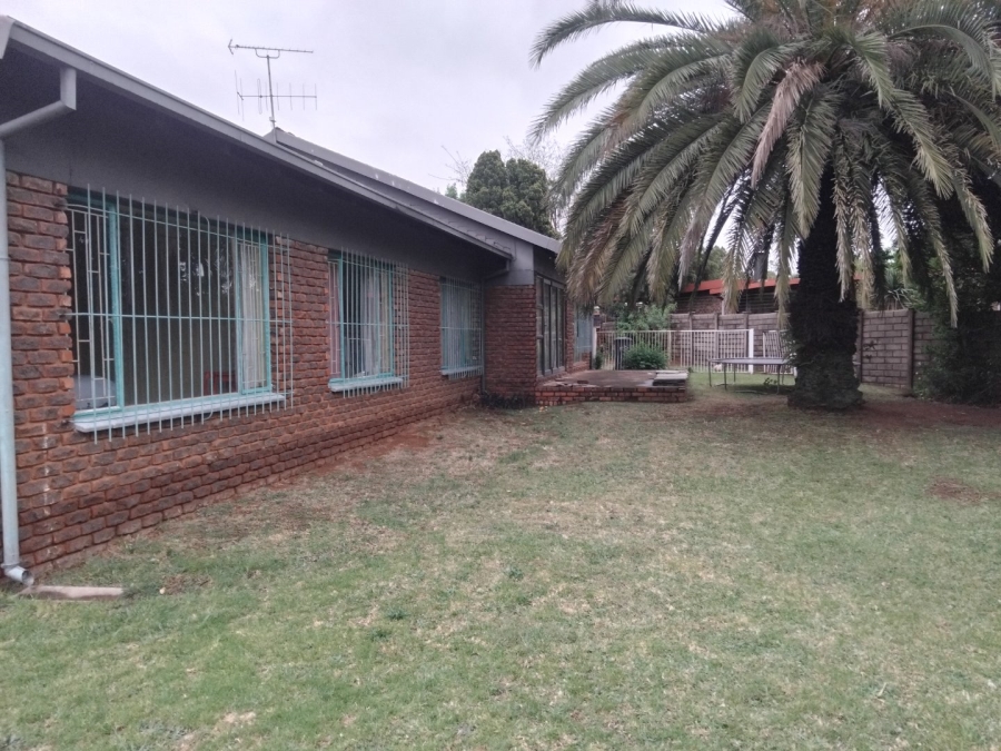 4 Bedroom Property for Sale in Rooihuiskraal Gauteng