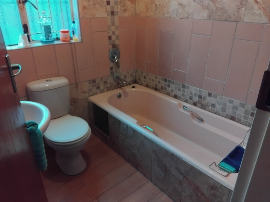 4 Bedroom Property for Sale in Rooihuiskraal Gauteng